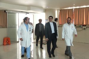 برگزاری مراسم بزرگداشت روز پزشک و کارمند با حضور معاون درمان وزارت بهداشت و درمان آموزش پزشکی در مرکز قلب و عروق شهید رجایی: عکس شماره 7 / 12